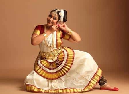 Mohiniattam dancers