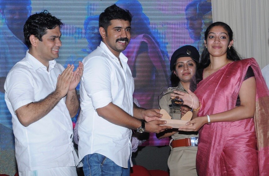 Roshni Thomson IFS recieves prize from Nivin Pauly